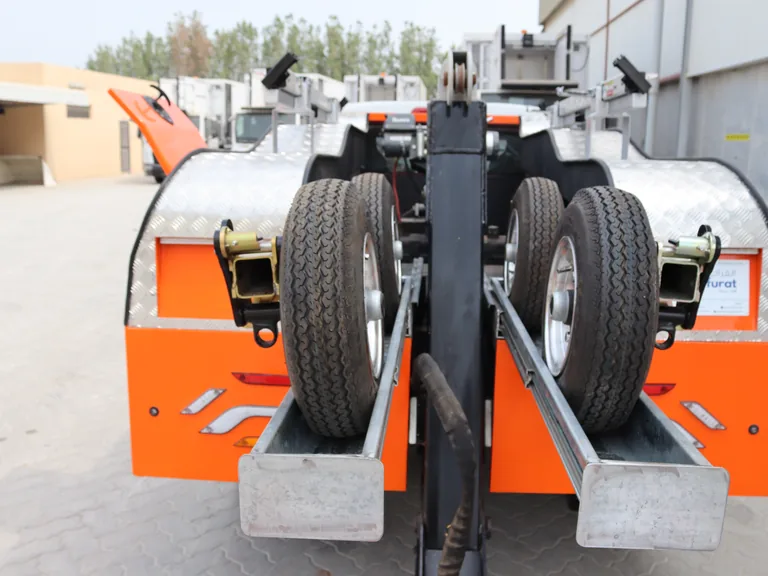 AQUILA 100 fork cradle holding the rear wheels of a recovered vehicle.