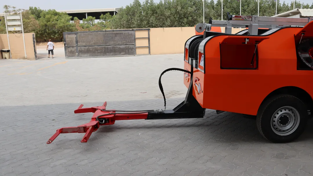 AQUILA rear-fork wrecker on a white Isuzu cab, rear fork and Z-arm extended in a three-quarter rear view.